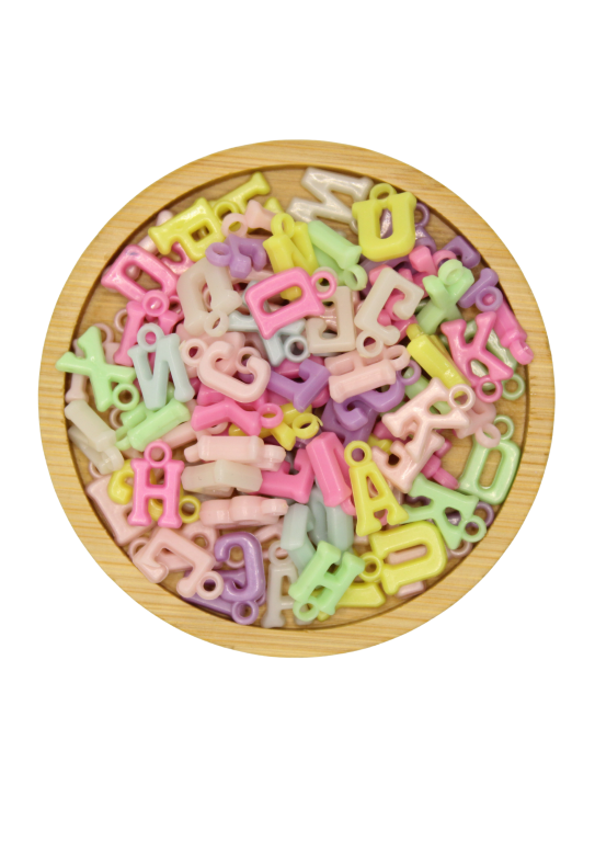 CONTA PLÁSTICA COLORIDA  PINGENTE LETRA